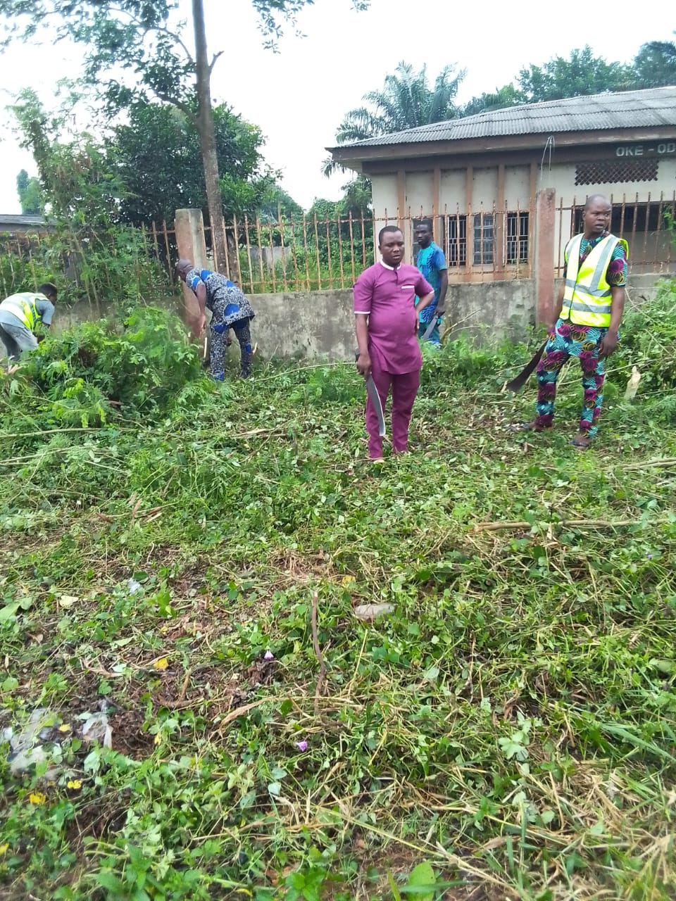 Oke-Odan Youths on their project of: Keeping Oke-Odan Cleanimages